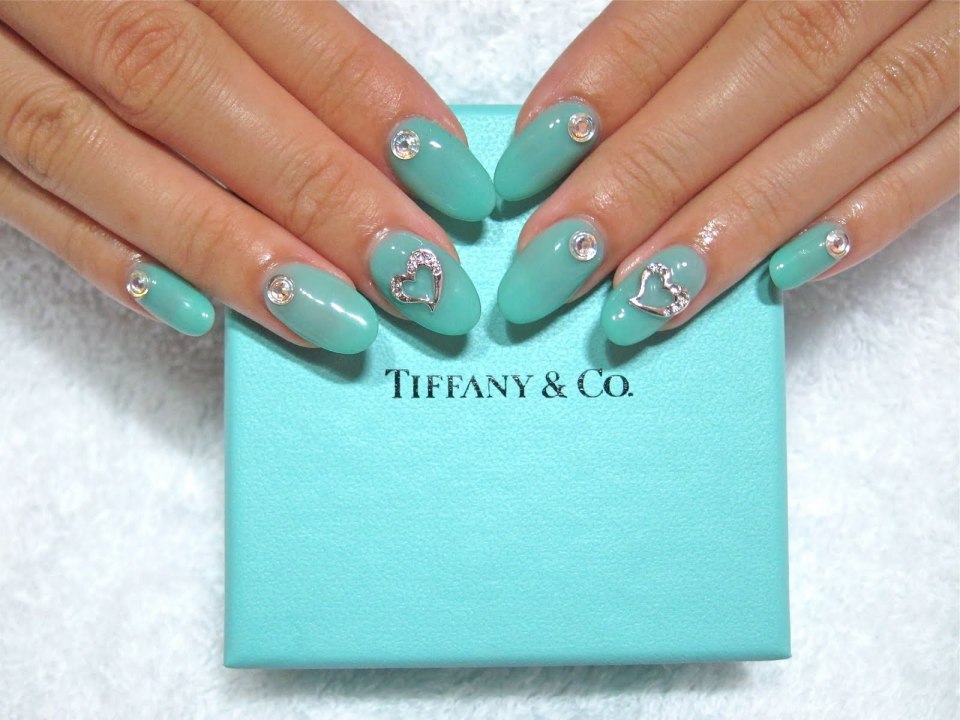 Мятный маникюр со стразами