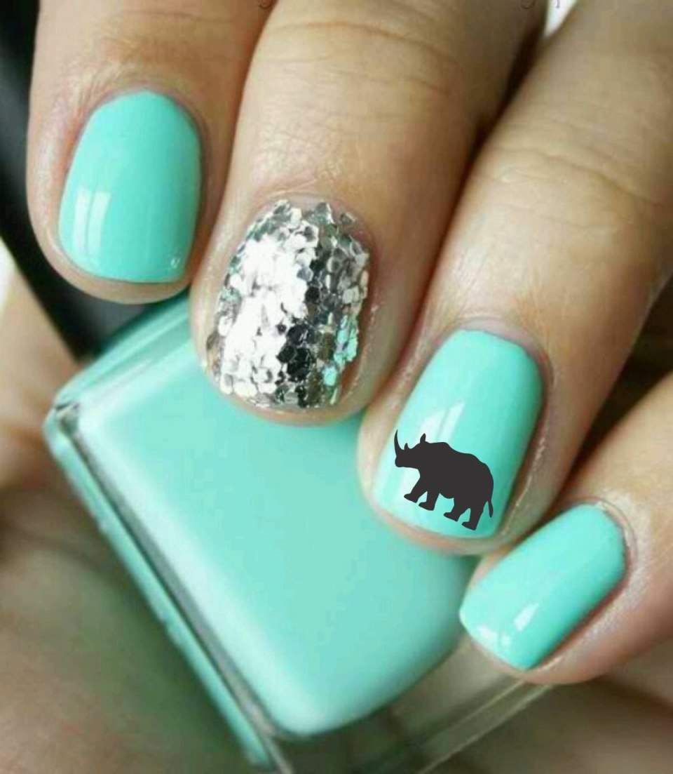 Маникюр мятный с серебром