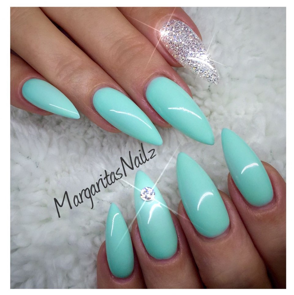 Мятный маникюр Миндальная форма