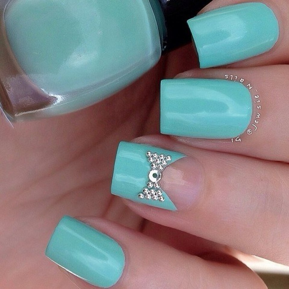 Мятный маникюр со стразами