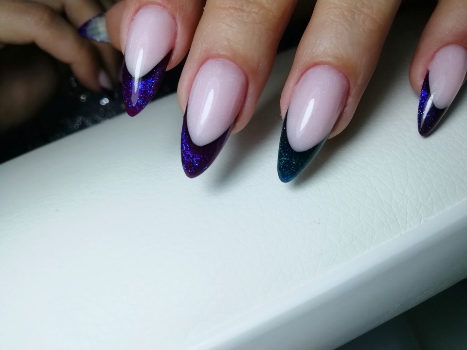 Белый френч на миндалевидных ногтях