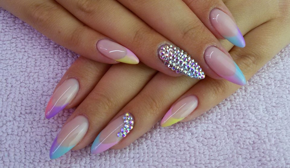 Белый френч на острых ногтях