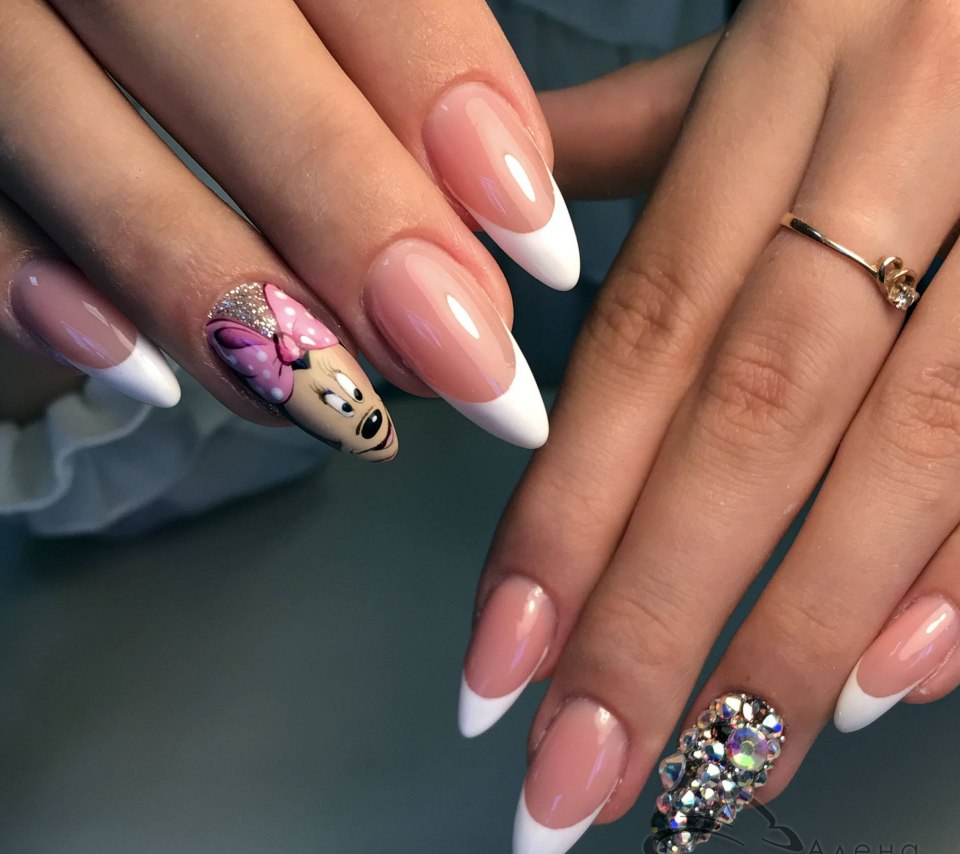 Френч на миндалевидных ногтях со стразами