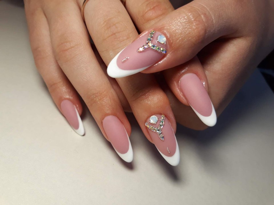 Бабочка на ногтях