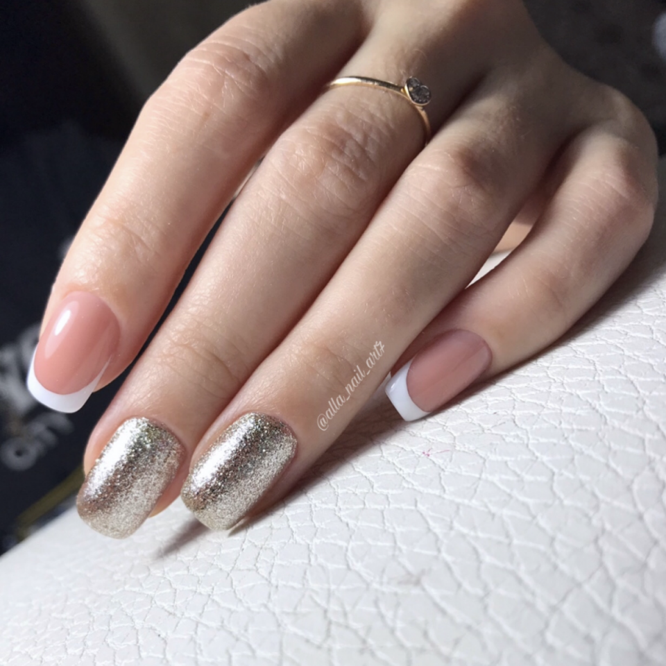 Французский маникюр с блестками и рисунком