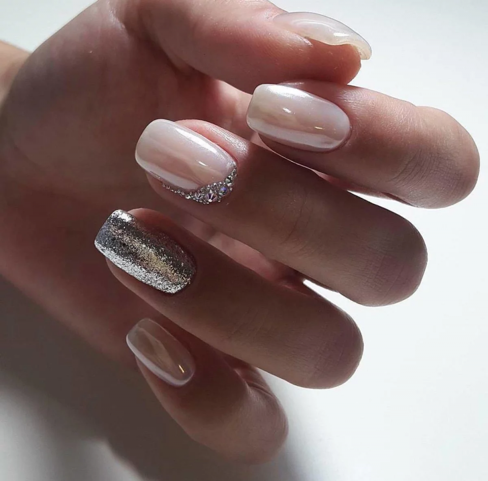 Молочный маникюр с блемтящками