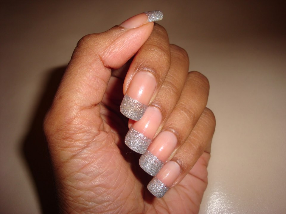 Молочный маникюр френч с блестками