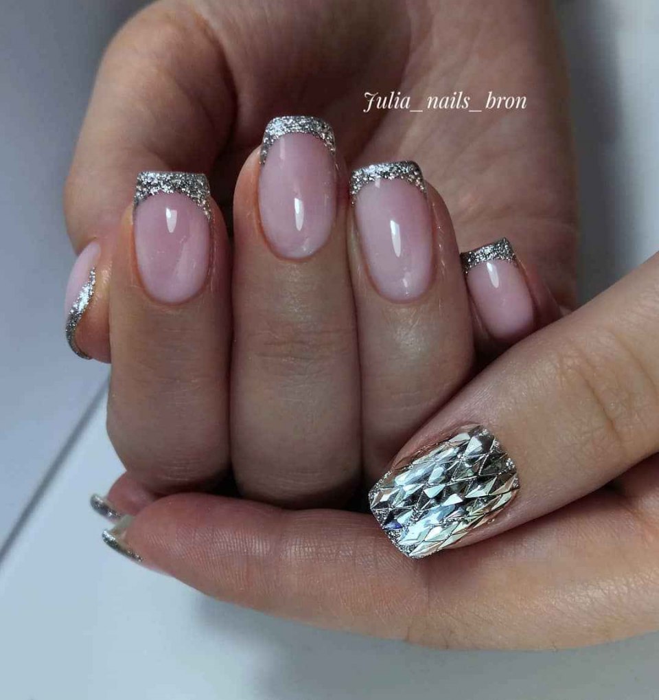Овальные ногти с блестками