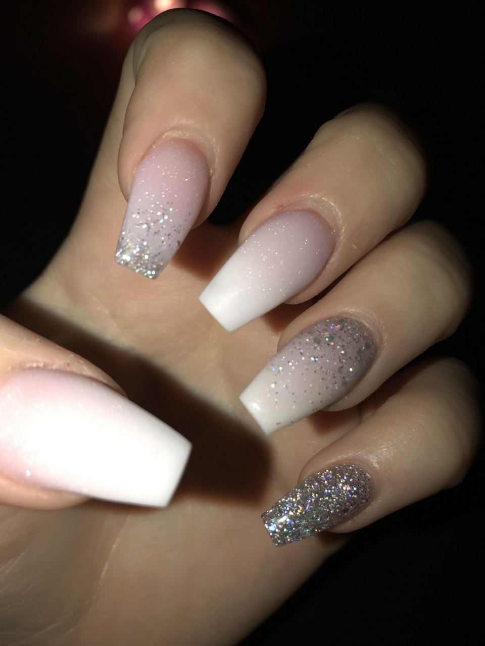 Френч с блестками на кончиках миндаль