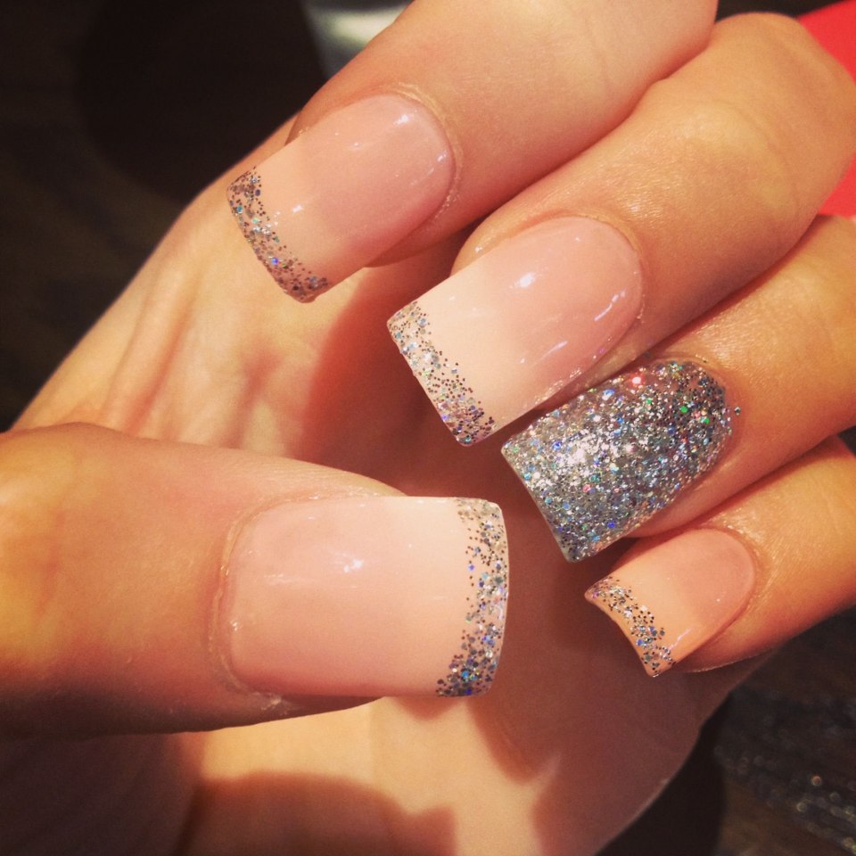 Французский маникюр с блестками