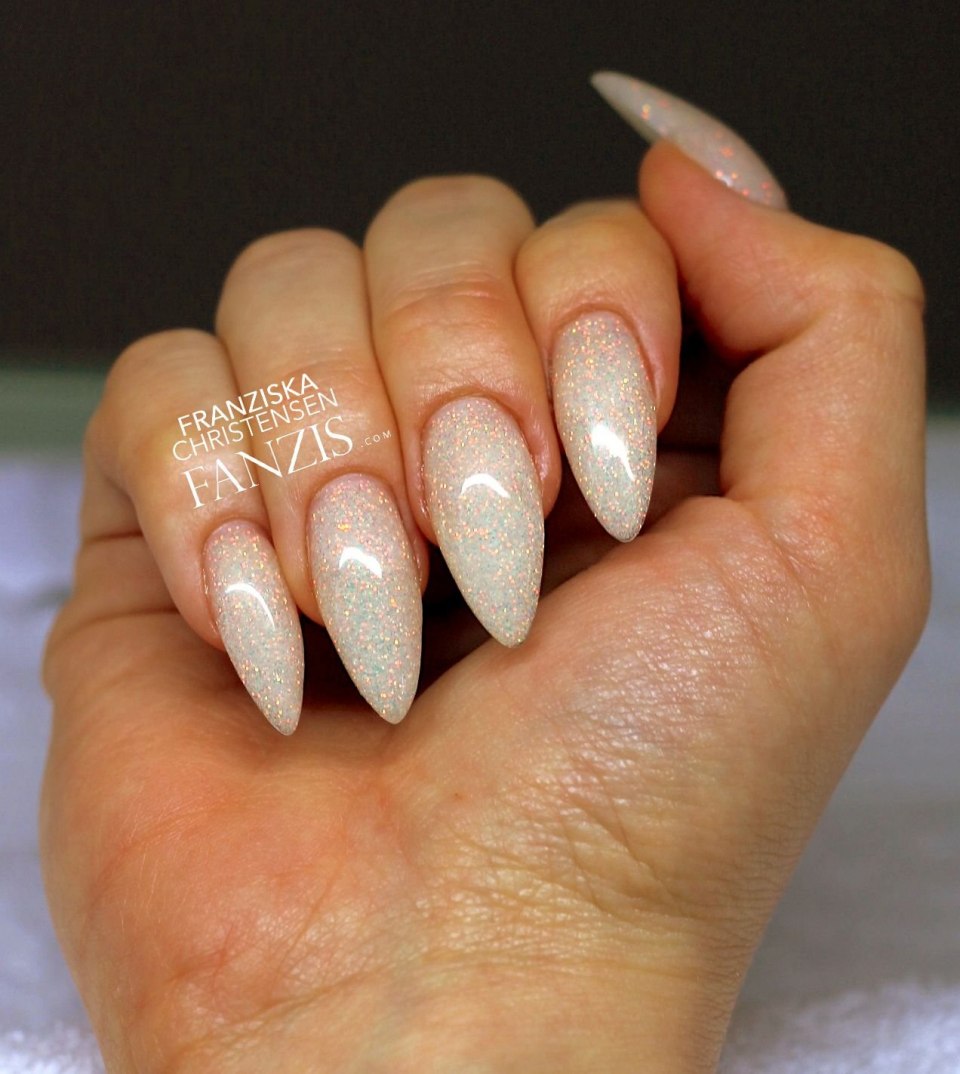 Ногти с блестками на кончиках