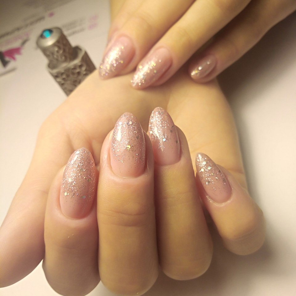 Маникюр с золотистой фольгой