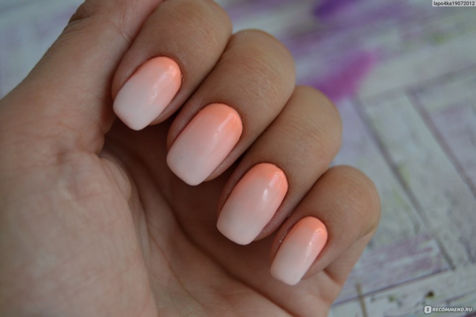 Градиент на ногтях белый с бежевым