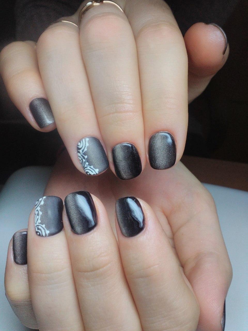 Маникюр кошачий глаз серый