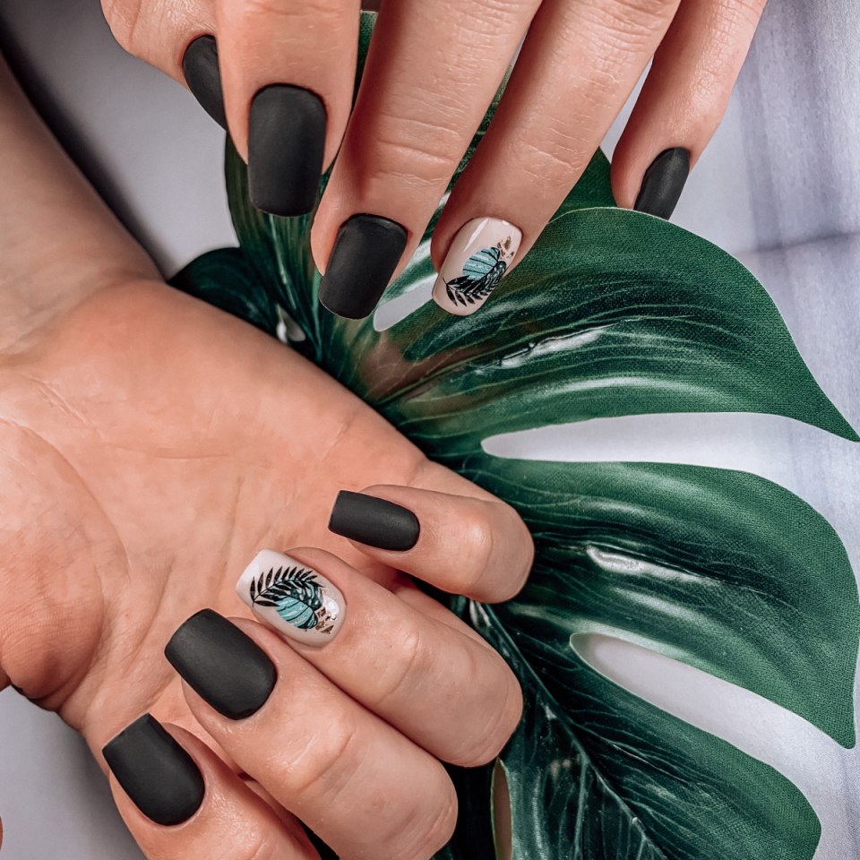 Матовый черный маникюр со слайдерами