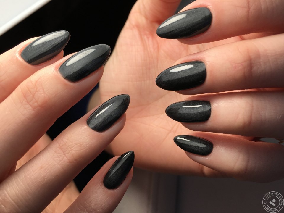 Маникюр кошачий глаз серый