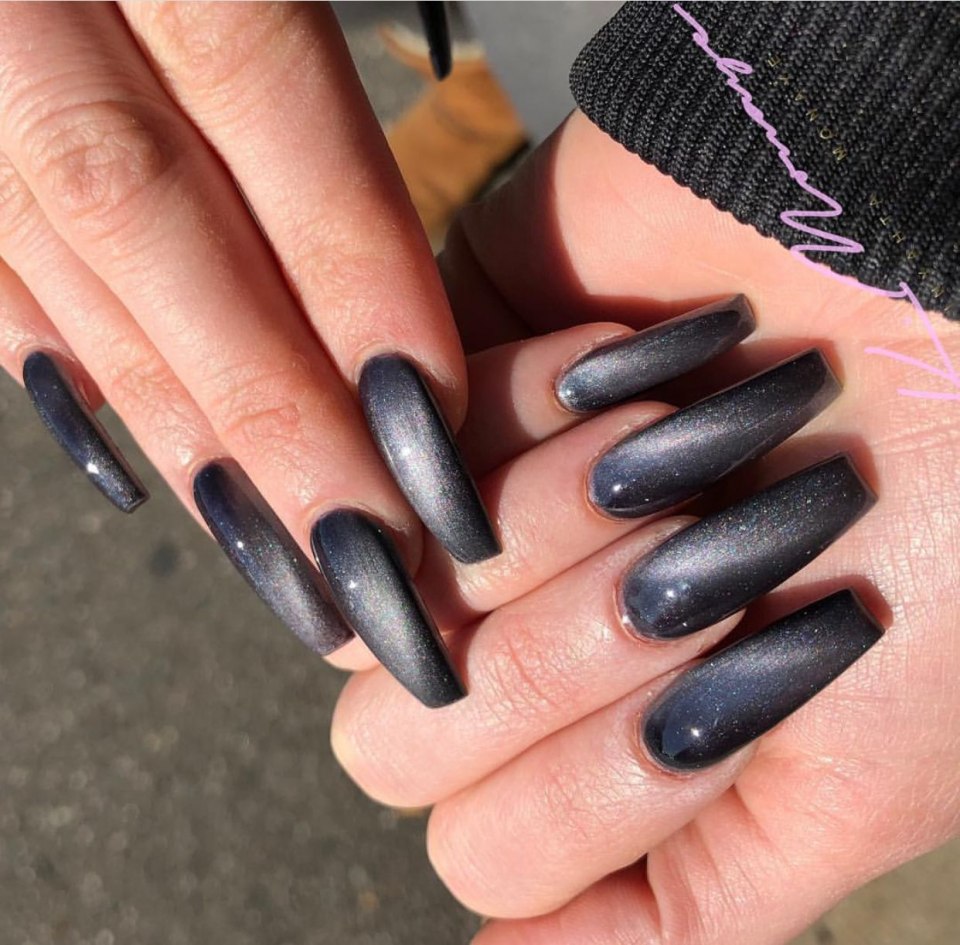 Кошачий глаз на длинных ногтях