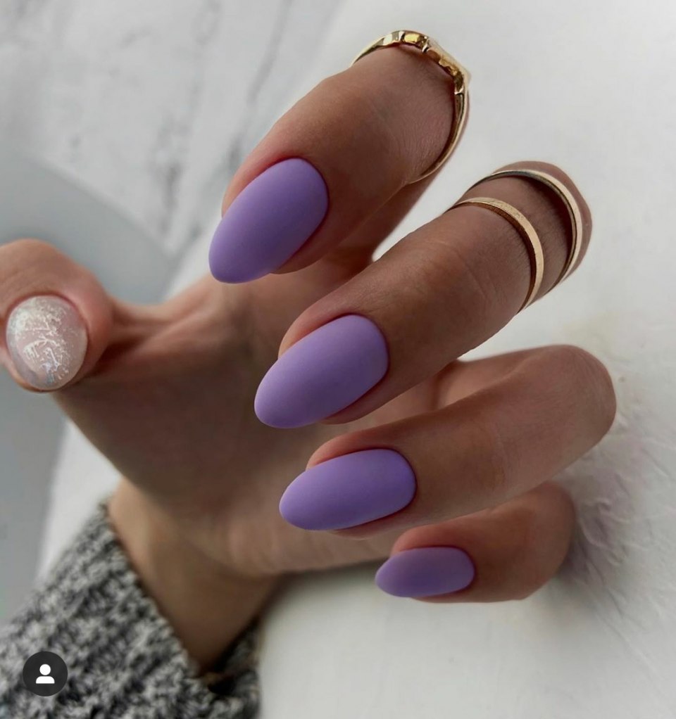Светло сиреневый матовый маникюр