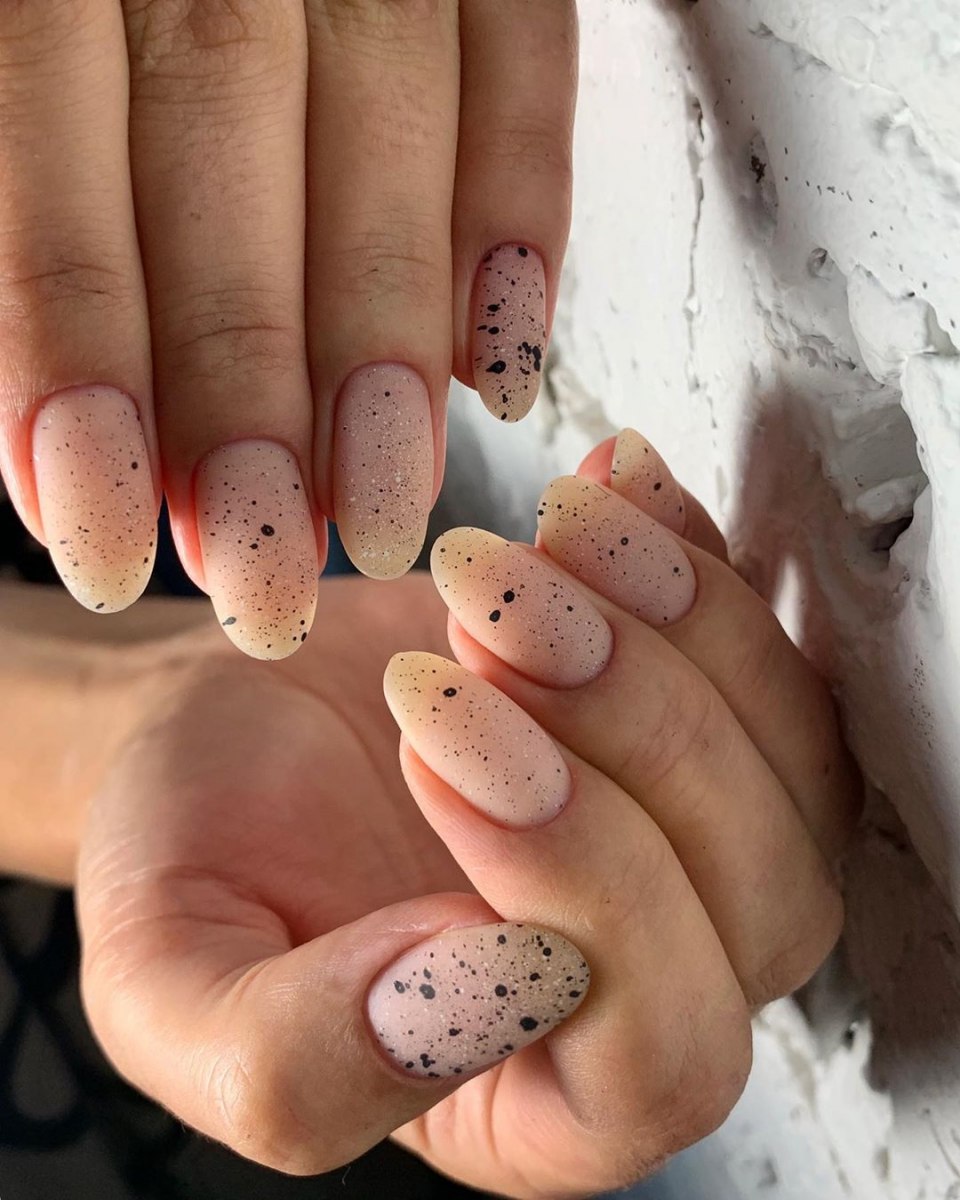 Маникюр с черной посыпкой