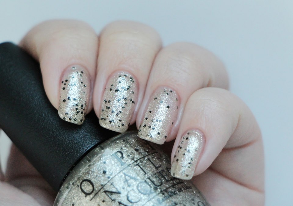 Маникюр с черными вкраплениями