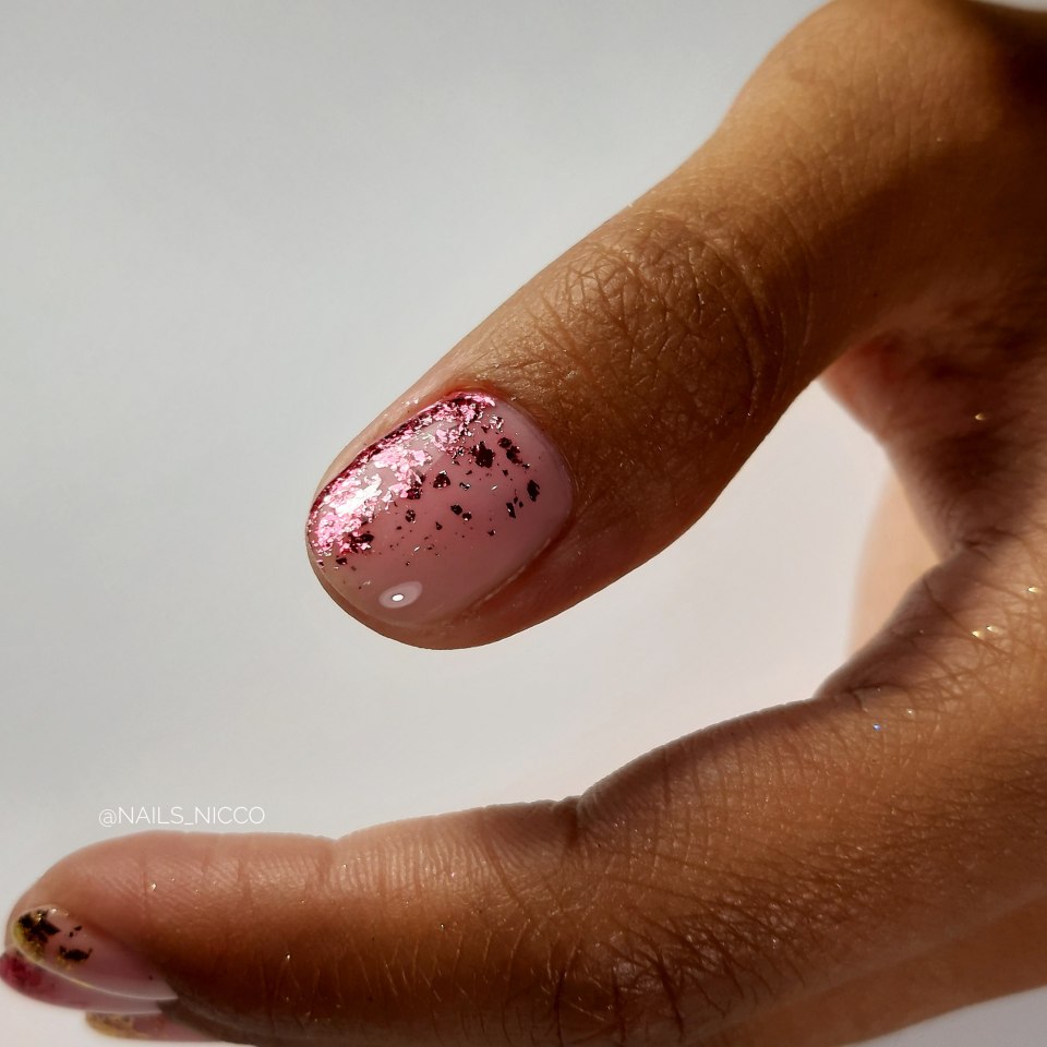 Лавандовый маникюр с точками