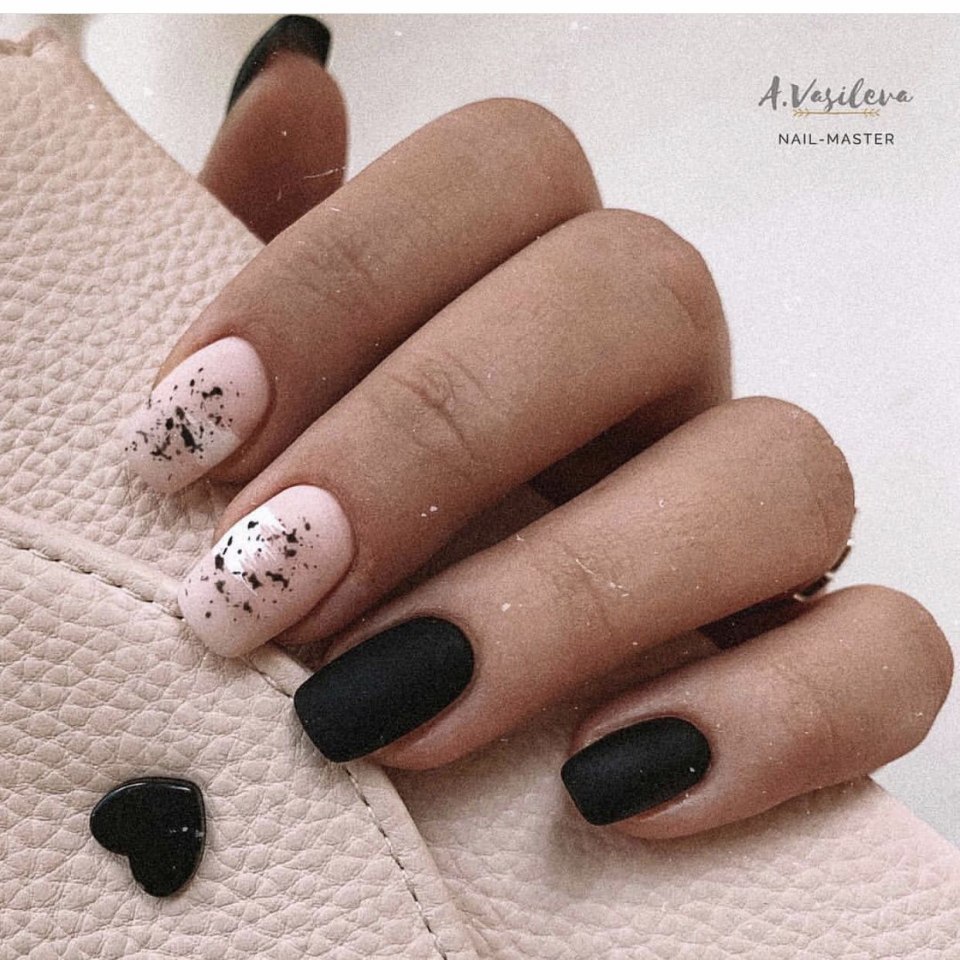 Маникюр с черными крапинками