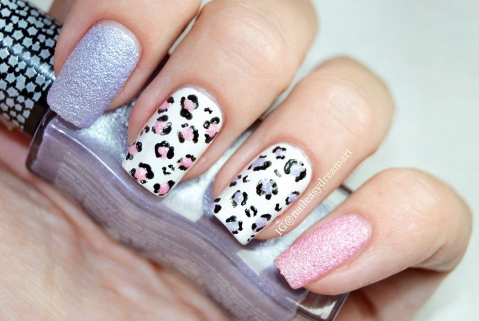 Маникюр белый с черной крошкой