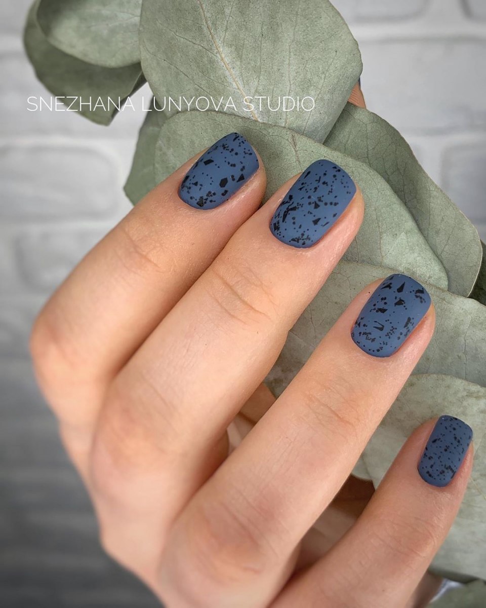 Маникюр с черными точками