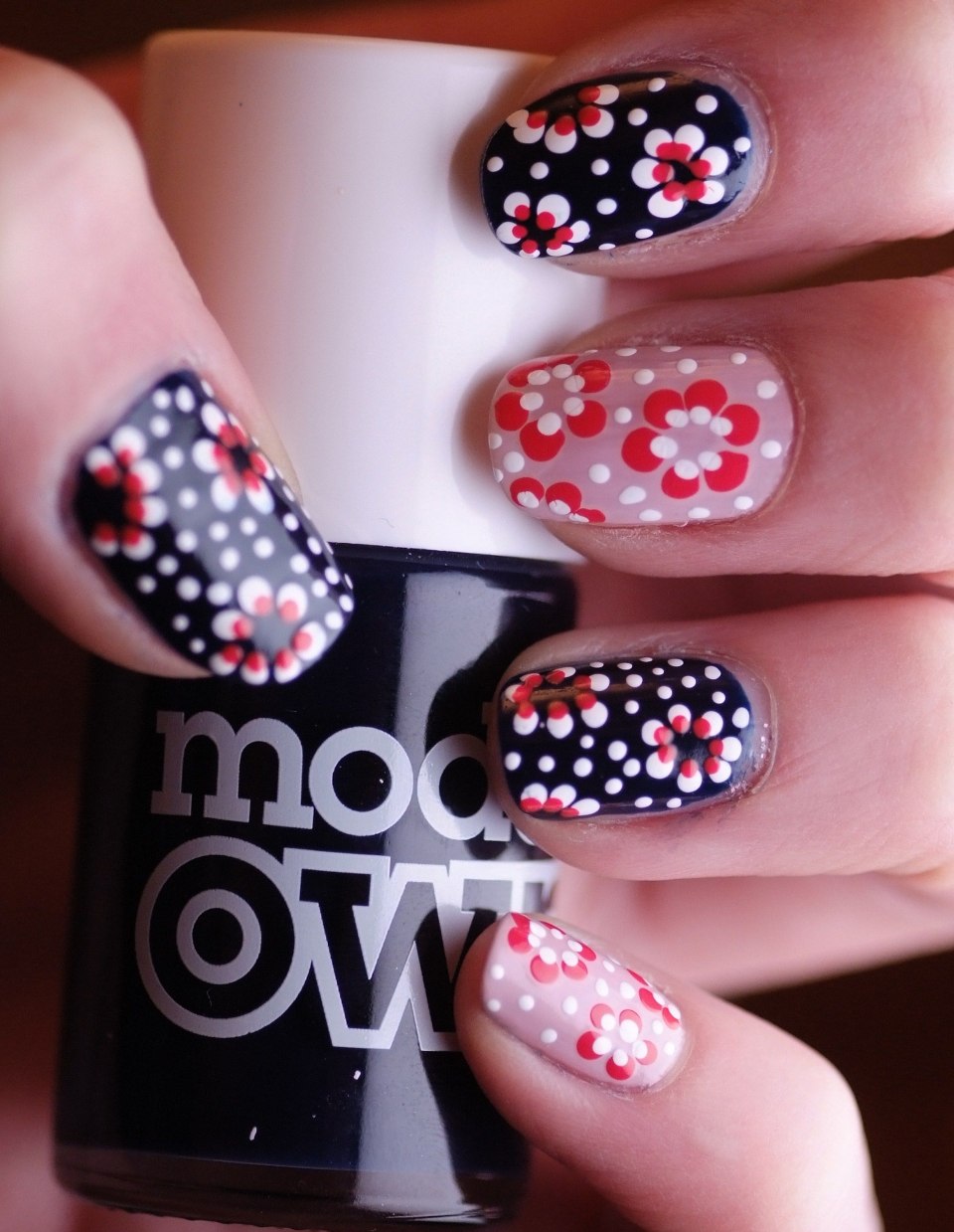Розовый маникюр в черную крапинку