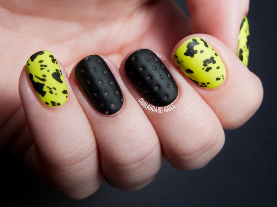 Черный маникюр с капельками