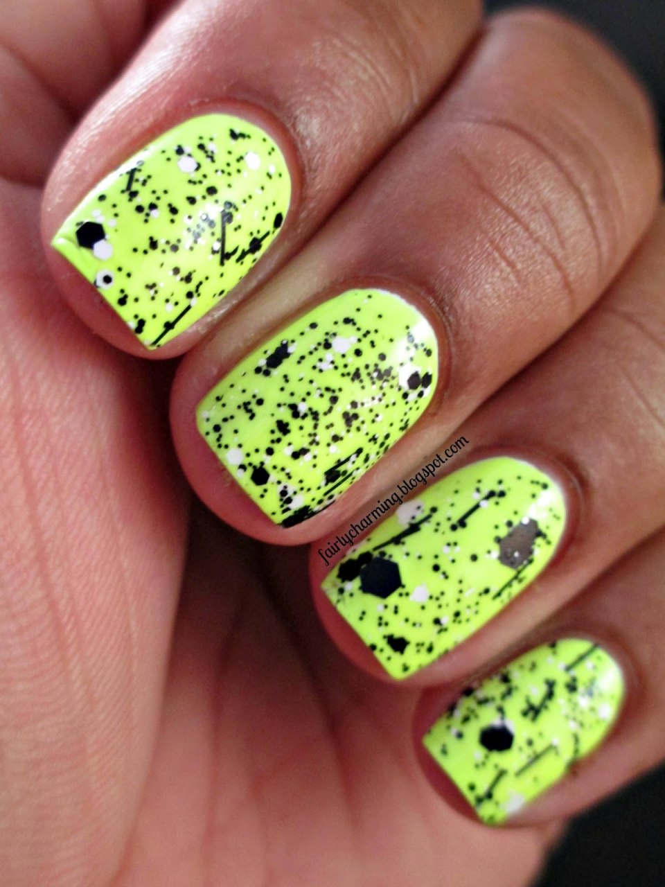 Яркие ногти перепелиное яйцо