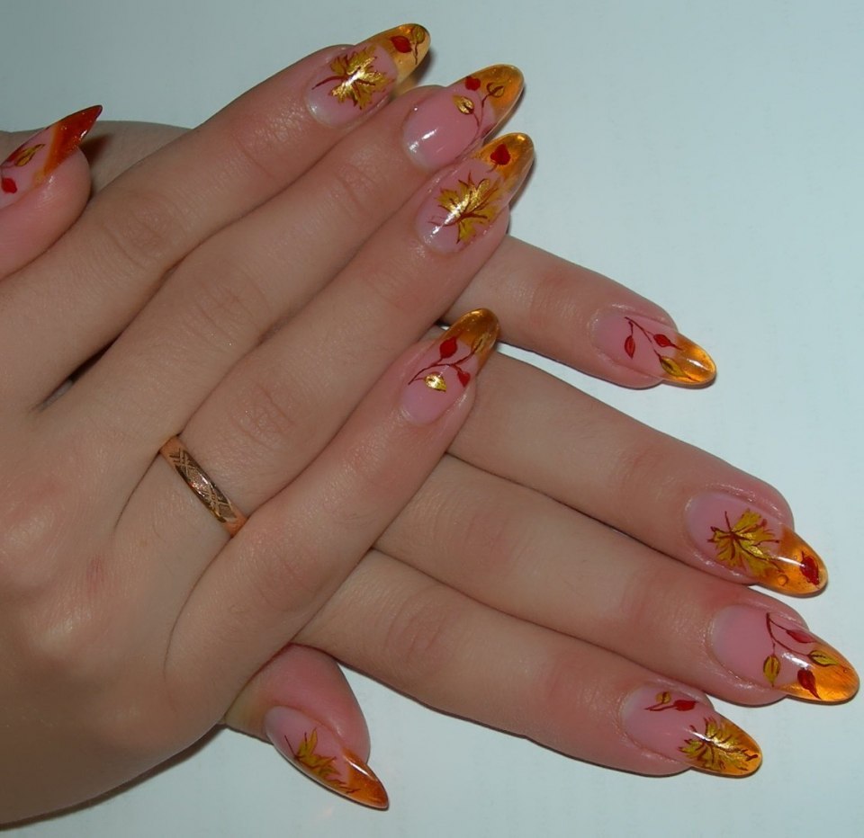 Яркий маникюр на осень
