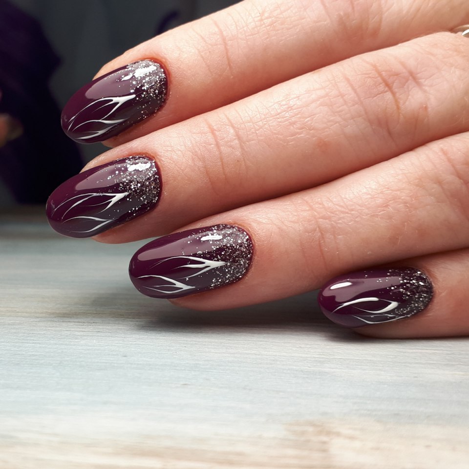 Зелёный маникюр на миндальную форму