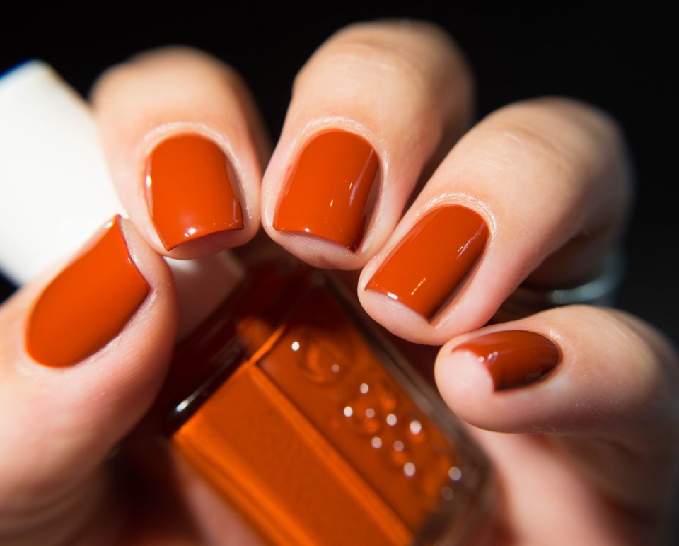 Маникюр оранжевый с коричневым