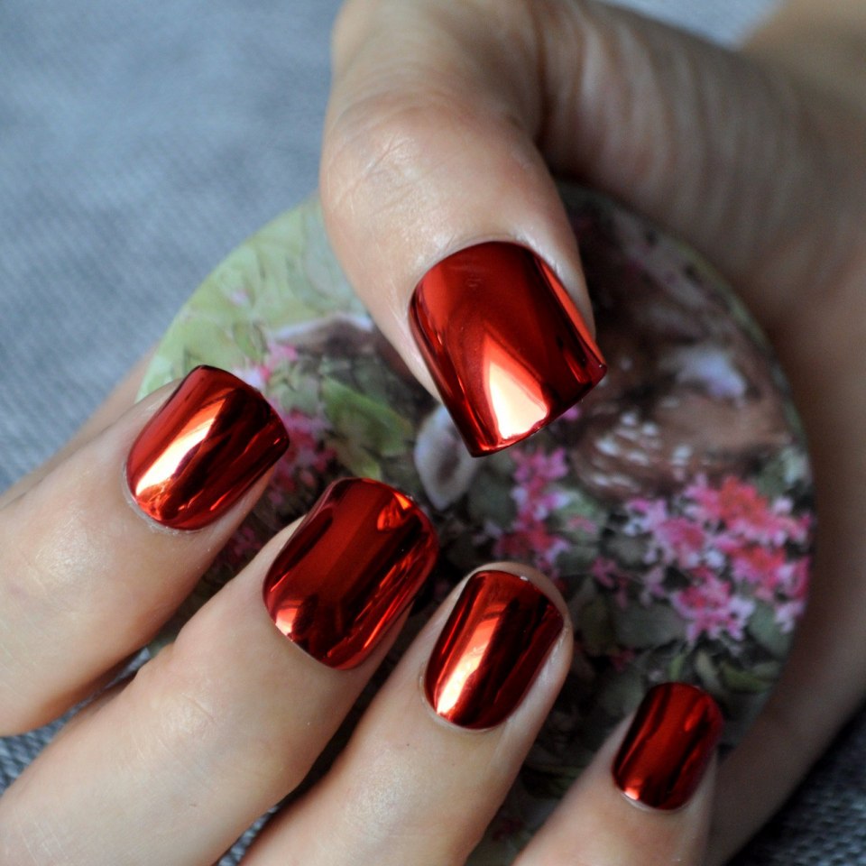 Осенний маникюр красный с втиркой