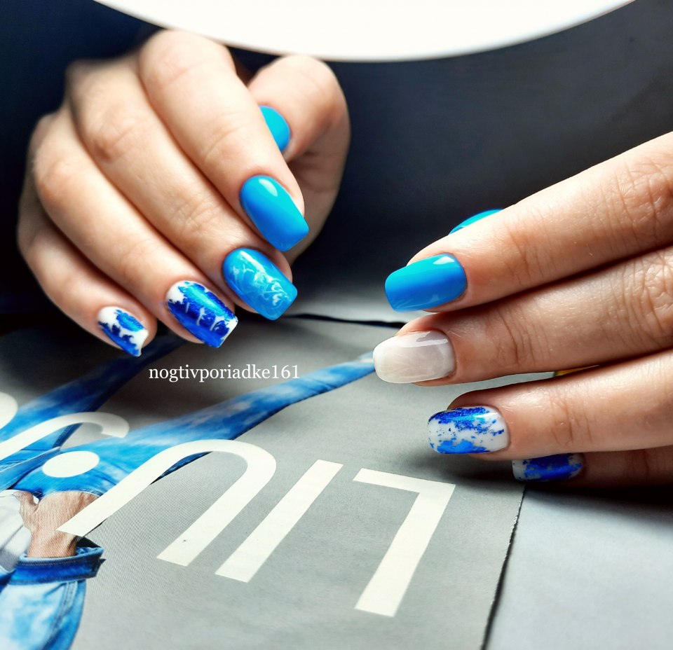 Маникюр к синему вечернему платью