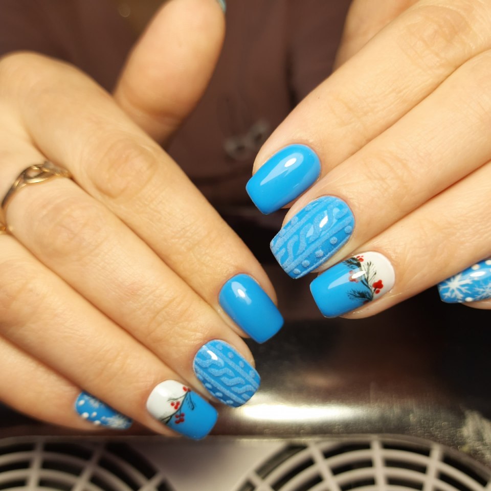 Блестящий маникюр на море