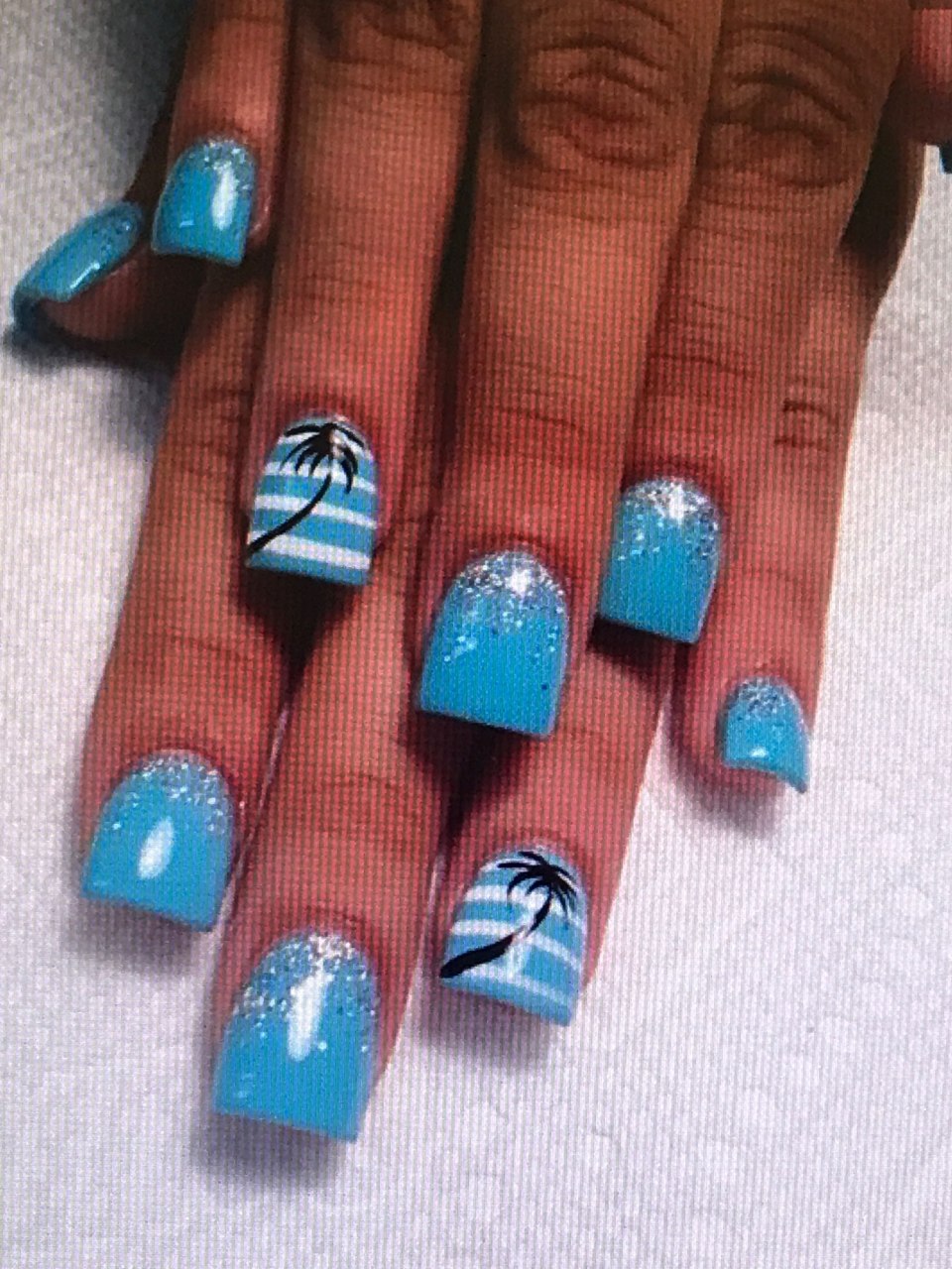 Маникюр в голубых тонах летний морской