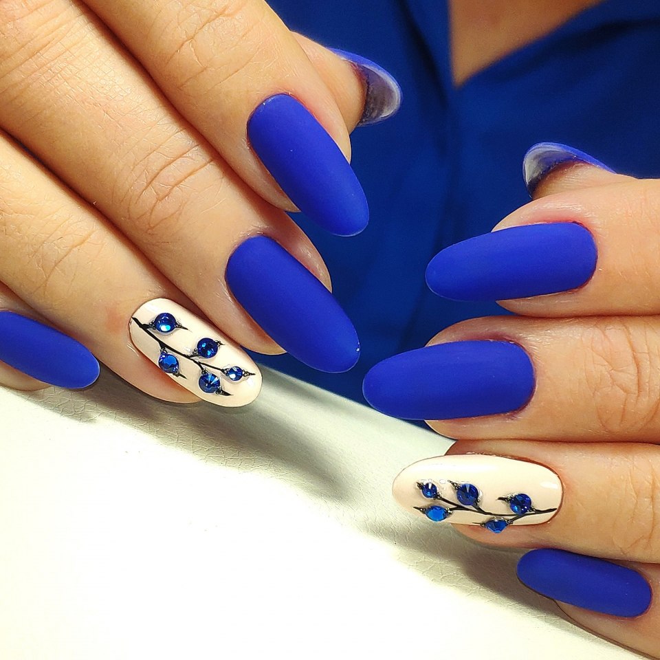 Маникюр в отпуск однотонный