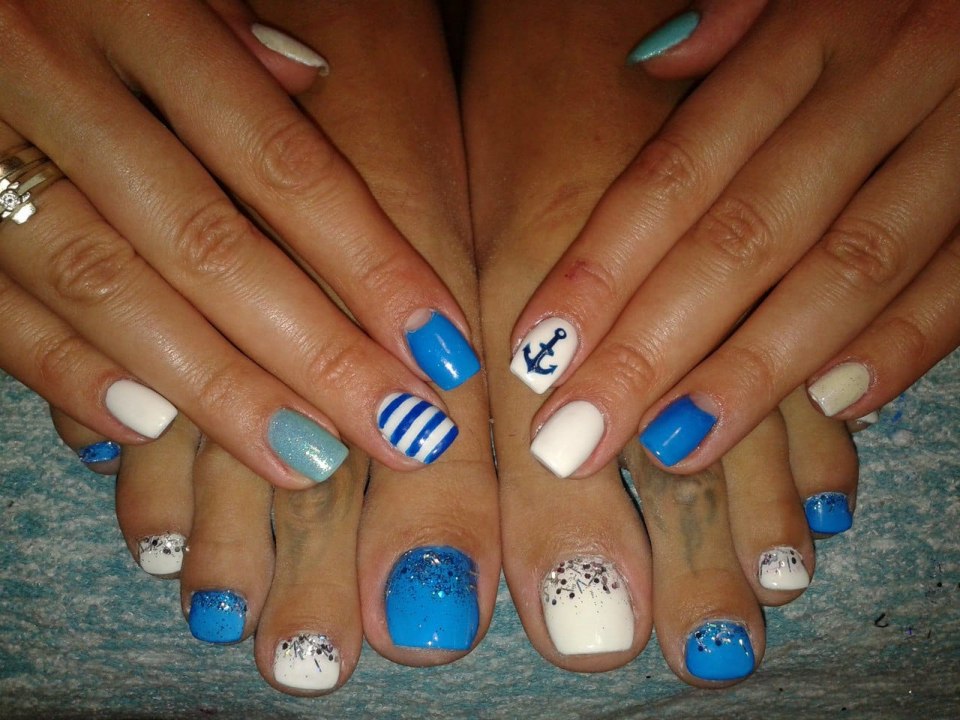 Маникюр голубой с черными полосками