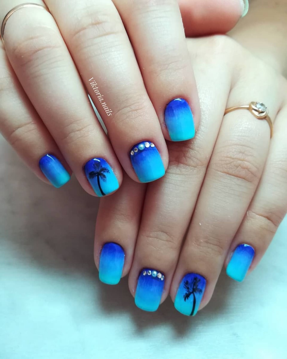 Голубой зеркальный маникюр