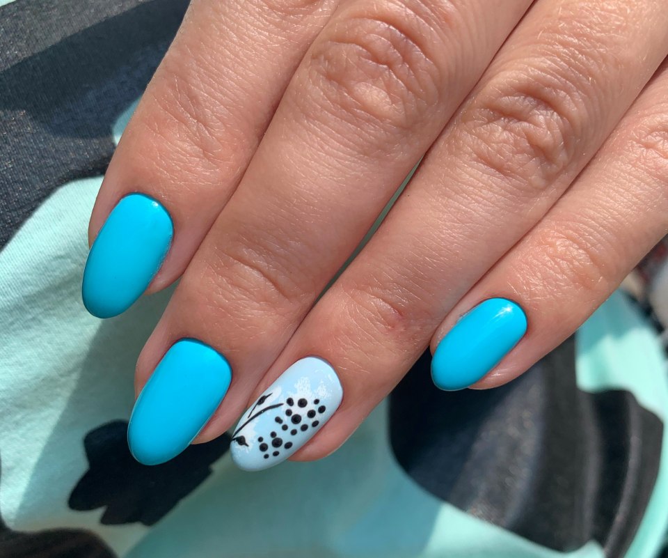 Маникюр голубой морской