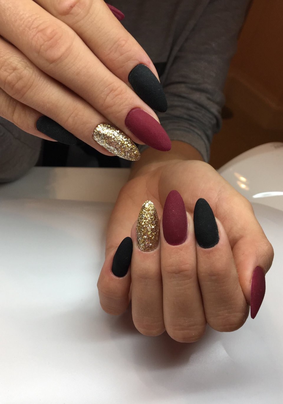 Маникюр красный с черным матовый