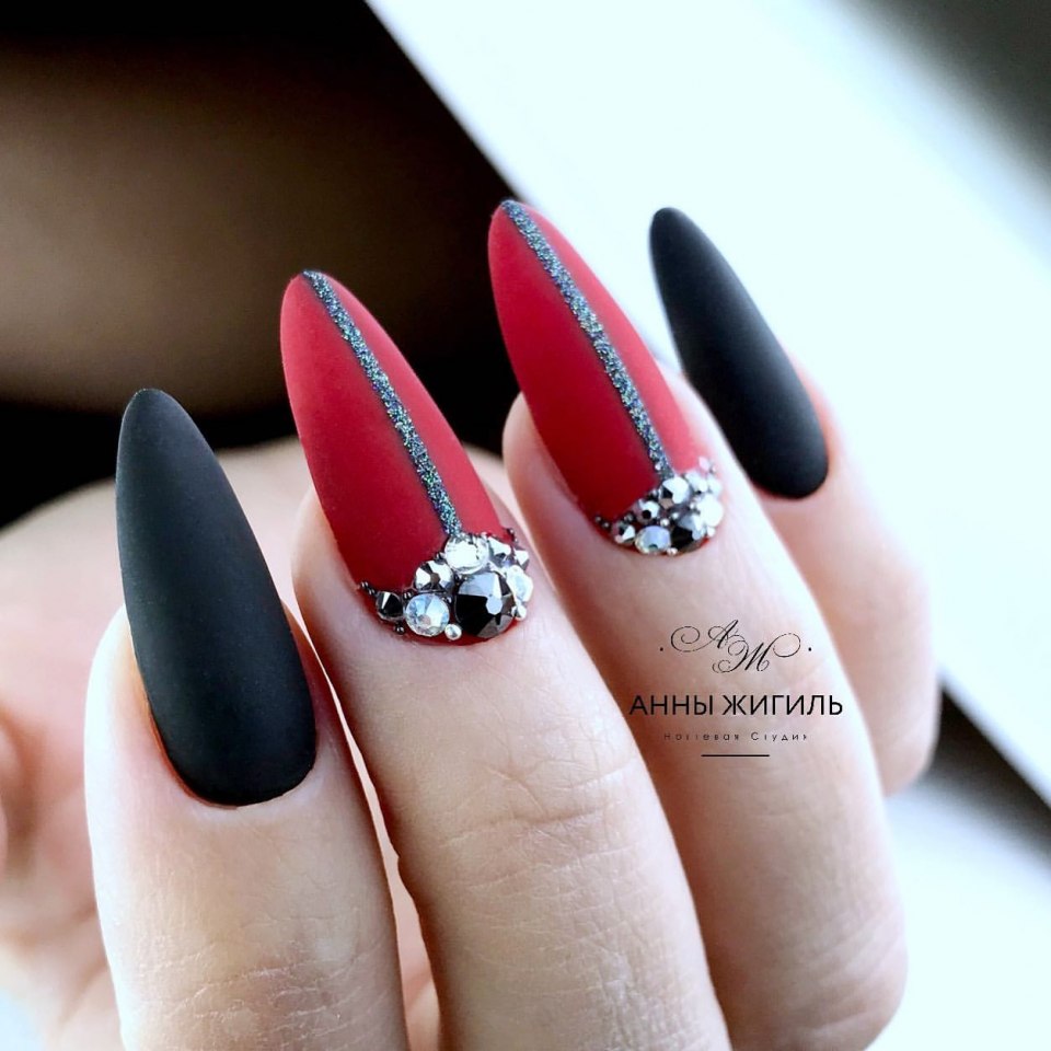 Красные матовые ногти