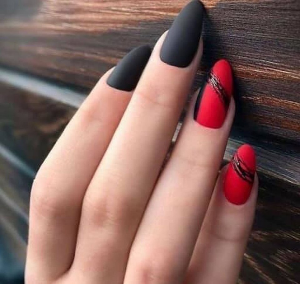 Бордовый маникюр на миндалевидных ногтях матовый