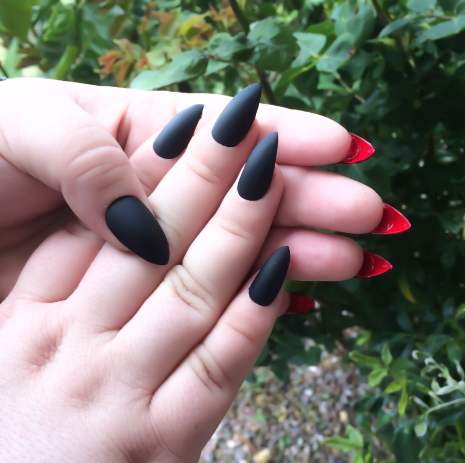 Длинные черные матовые ногти