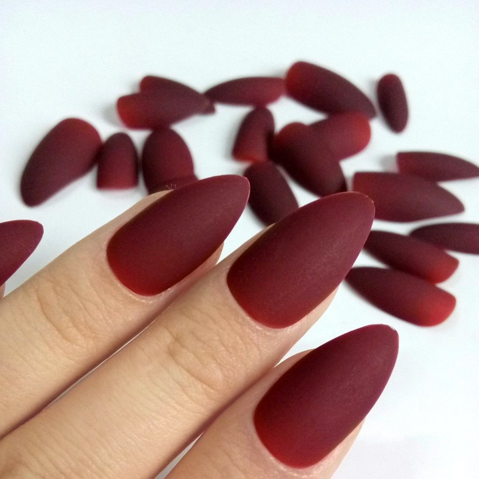 Маникюр черно красный