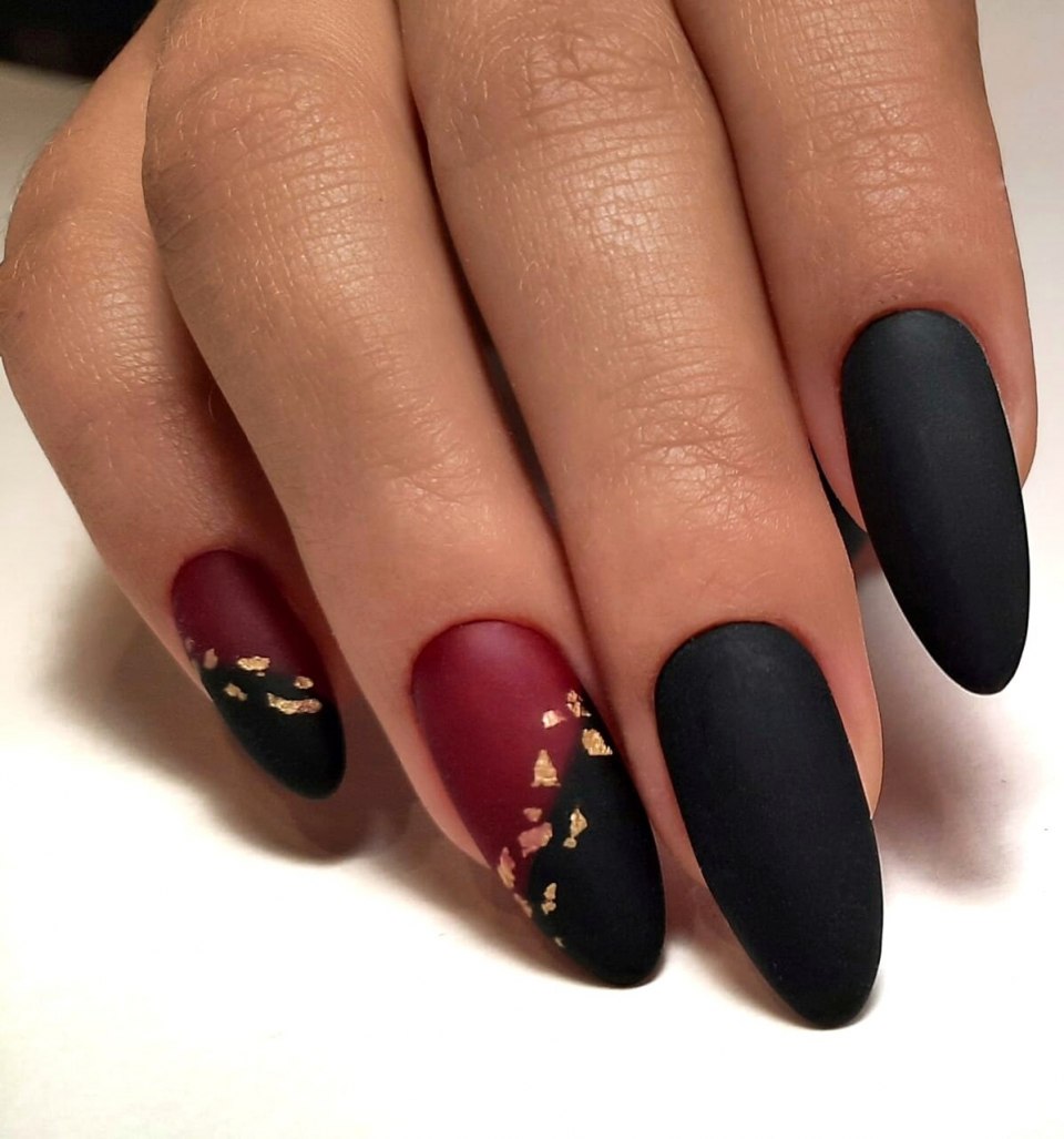 Красно-чёрный маникюр миндаль