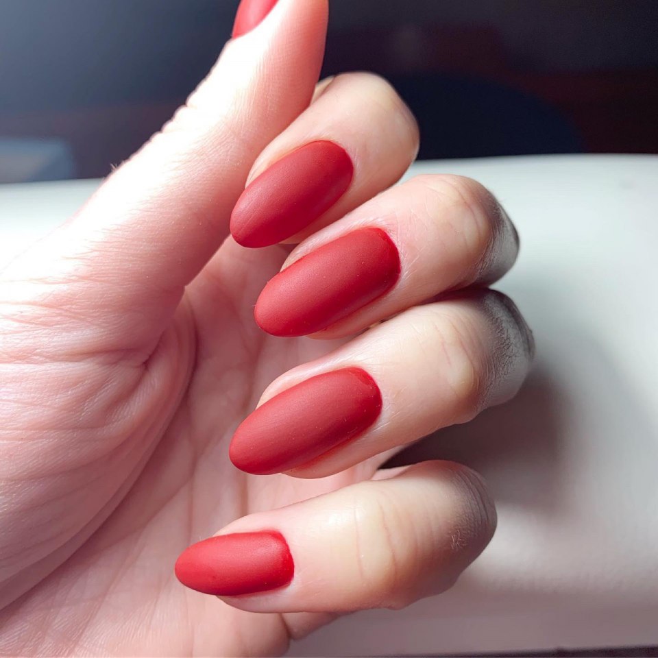 Красный матовый маникюр миндаль