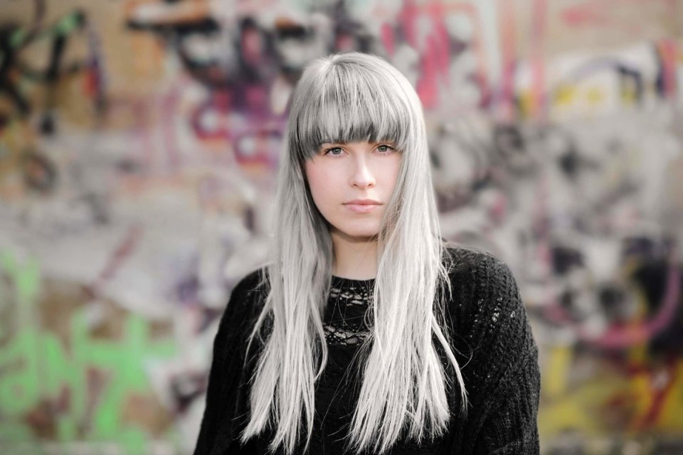 Пепельные волосы с челкой